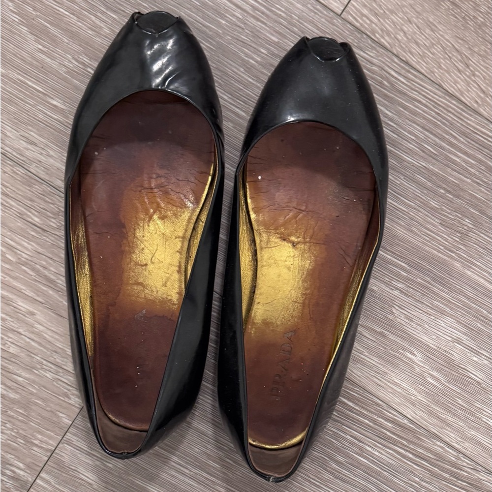 PRADA • AUTHENTIC VINTAGE SIZE 7.5 early 2000’s peep toe patent leather 😍TLC